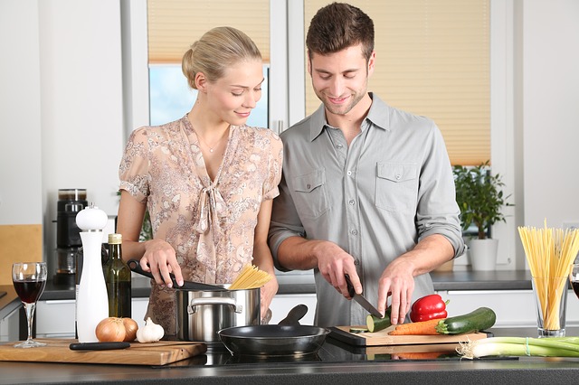 Muž a žena pri varení.jpg