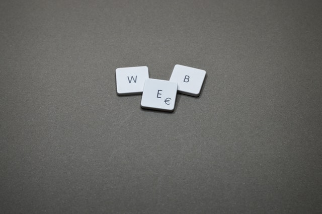Slovo „web“ vyskladané z počítačovej klávesnice.jpg