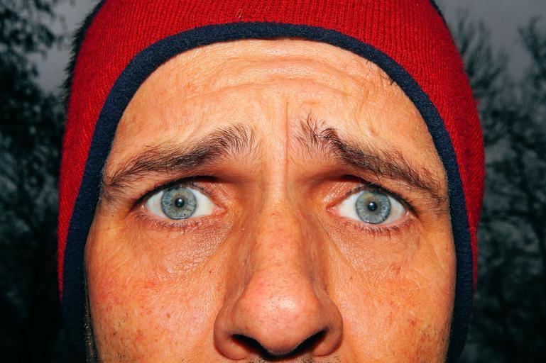 Muž, tvár, vystrašené oči, červená čiapka